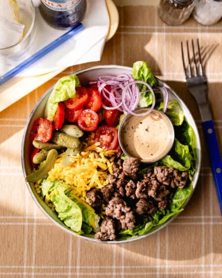 La salade façon burger qui a tout d’un Big Mac (du Mc Do) !