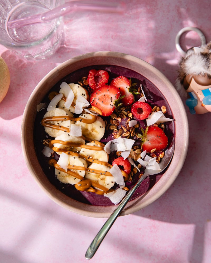 Açaï bowl garni de fruits dans un bol