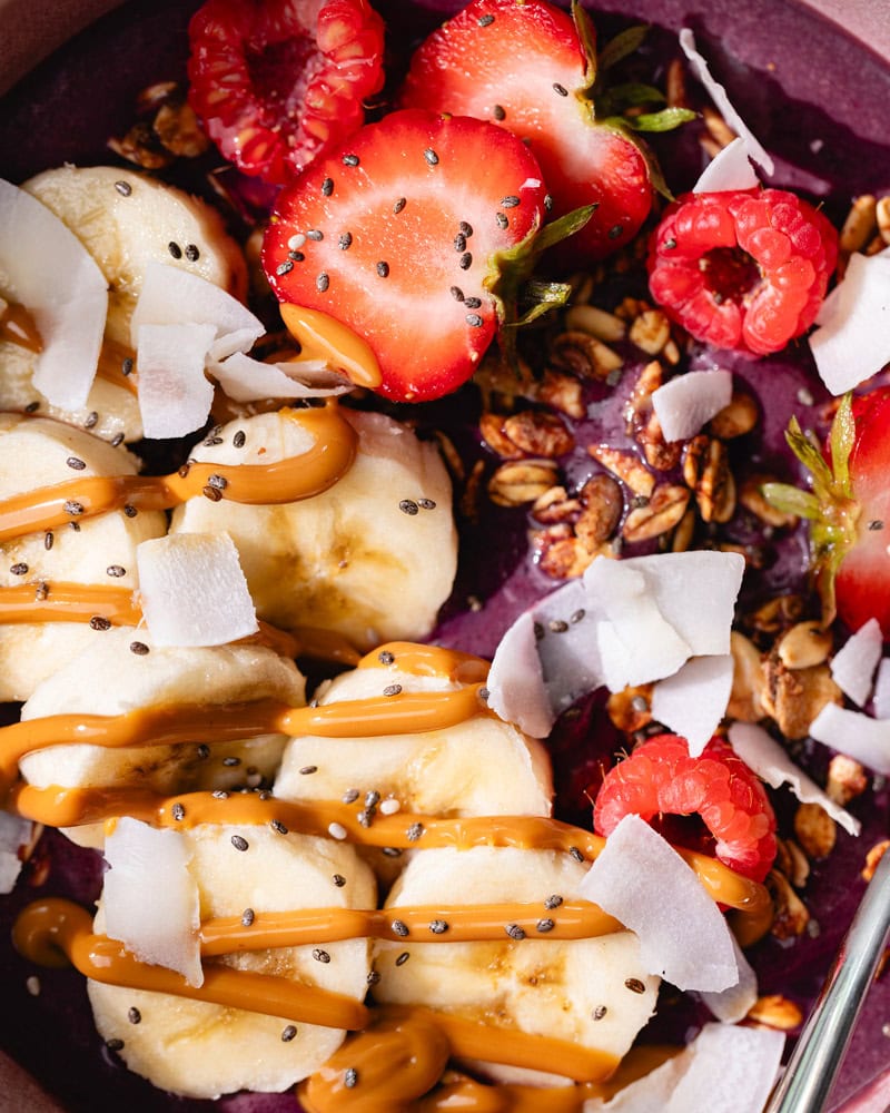 Açaï bowl garni de fruits dans un bol