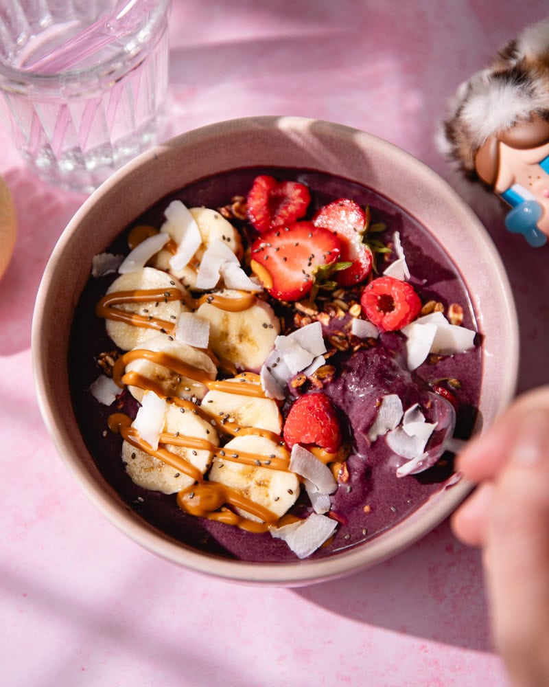 Açaï bowl garni de fruits dans un bol