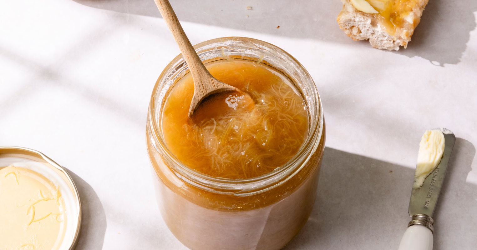 Pot de confiture à la rhubarbe maison