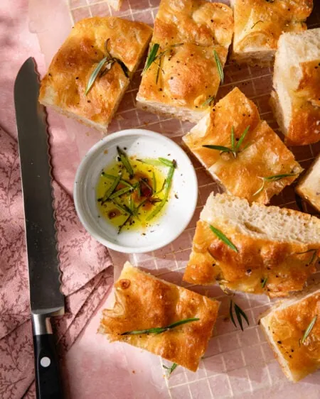 La focaccia maison : moelleuse, dorée et croustillante !