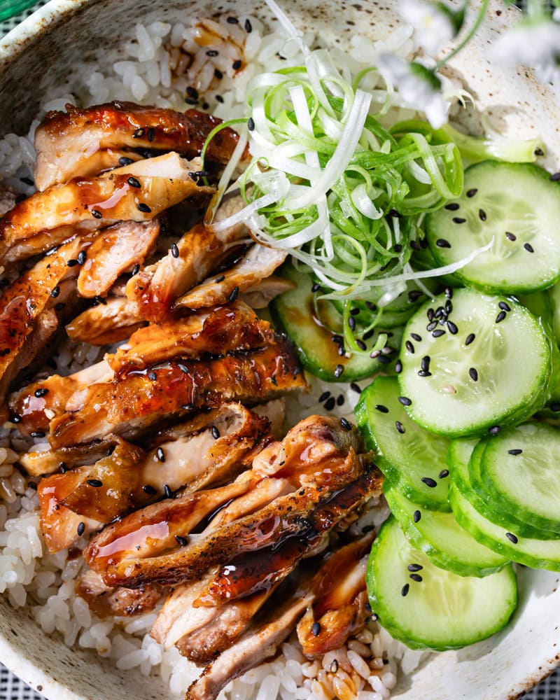 Bol de poulet teriyaki avec du riz et du concombre