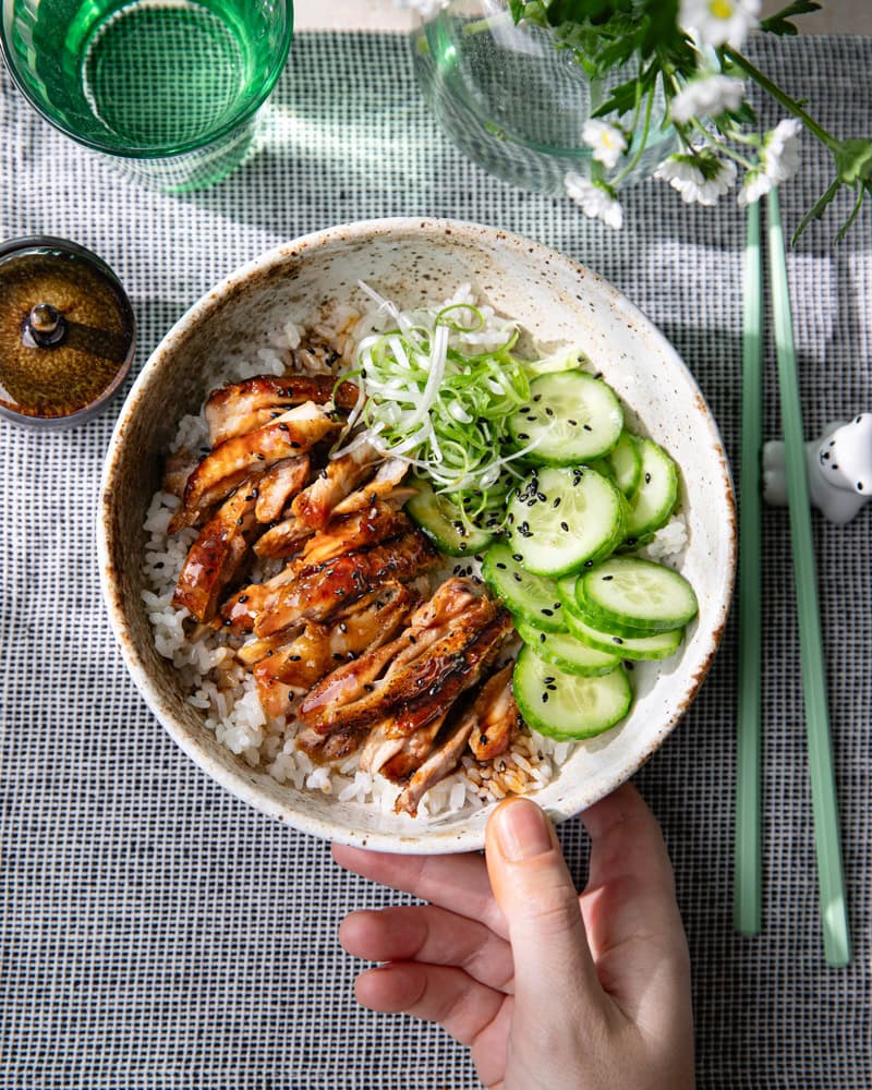 Bol de poulet teriyaki avec du riz et du concombre