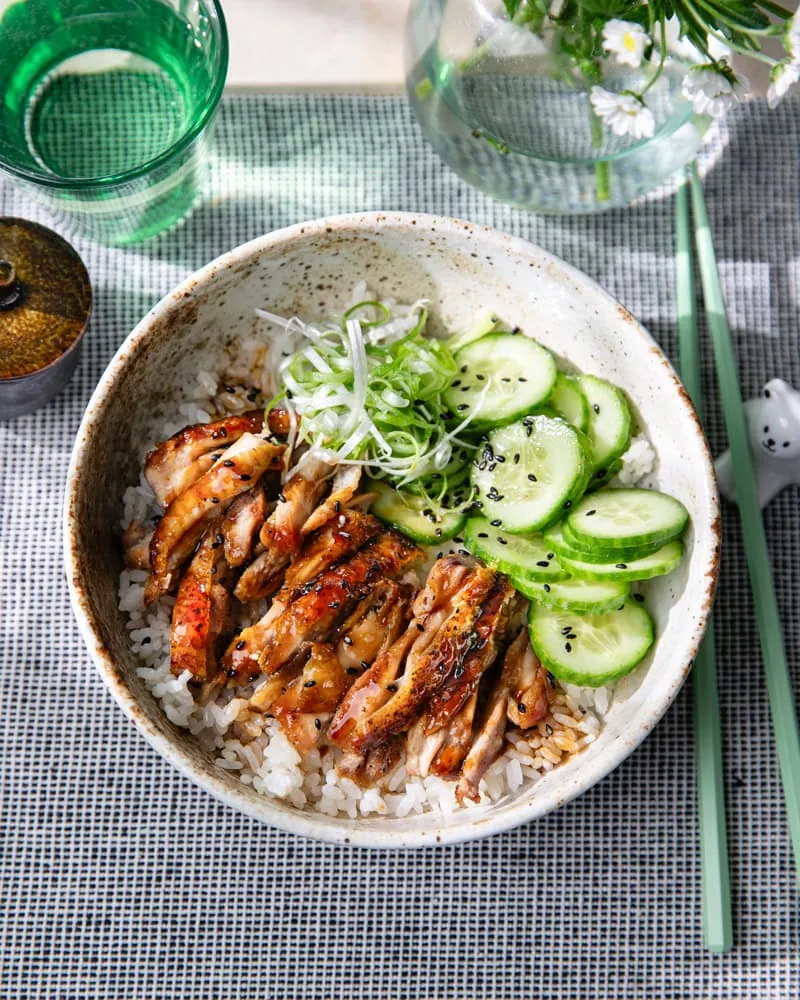 Bol de poulet teriyaki avec du riz et du concombre
