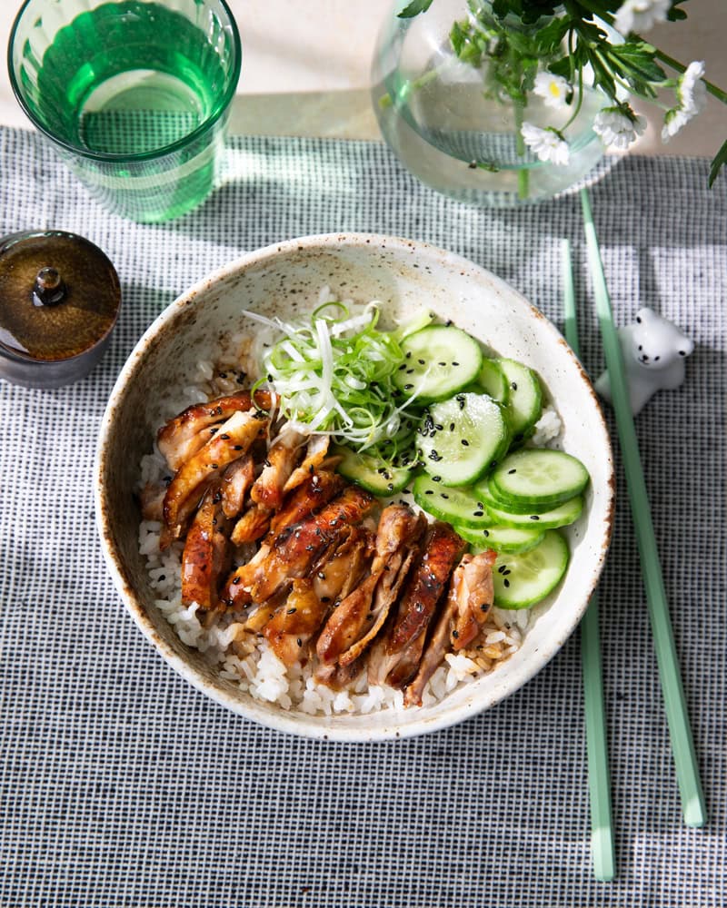 Bol de poulet teriyaki avec du riz et du concombre