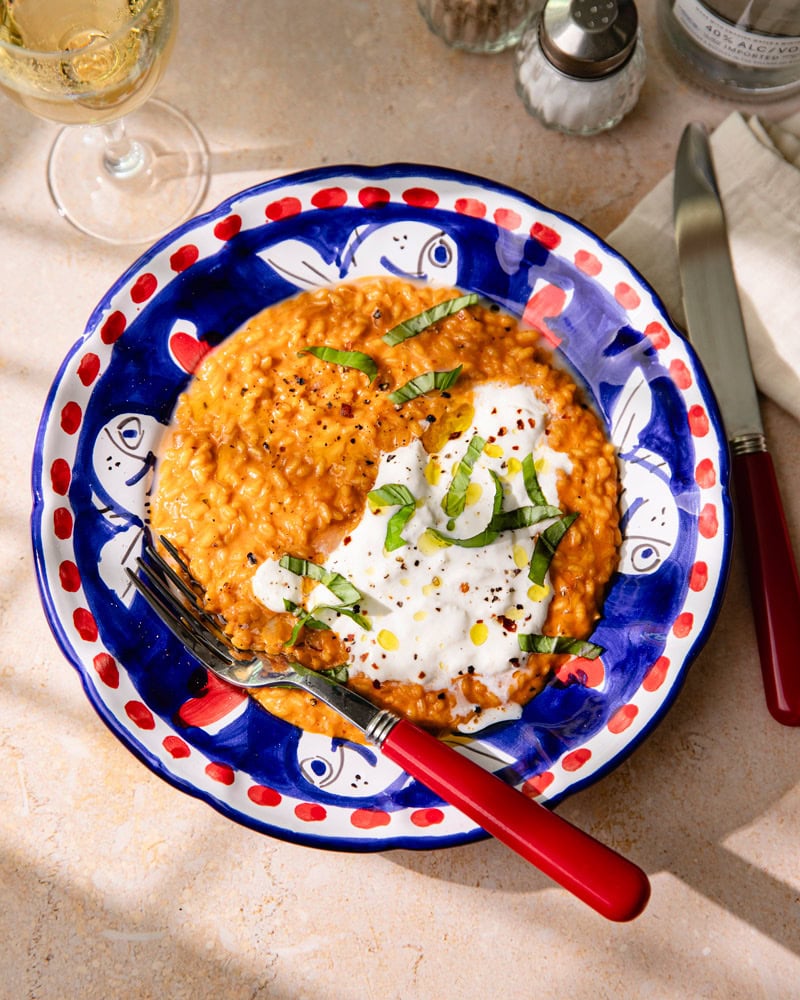 Assiette de risotto à la vodka (épicé) et burrata
