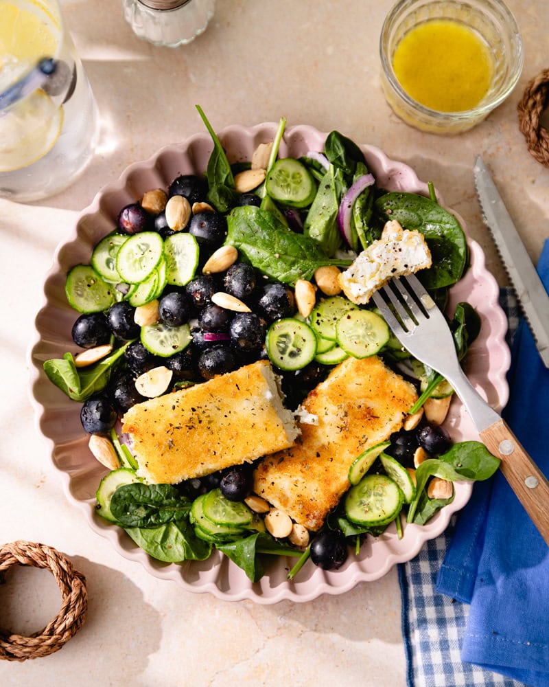 La salade printanière de feuilles d'épinard, feta panée et myrtilles ! 5 La salade de feuilles d'épinard, feta panée et myrtilles