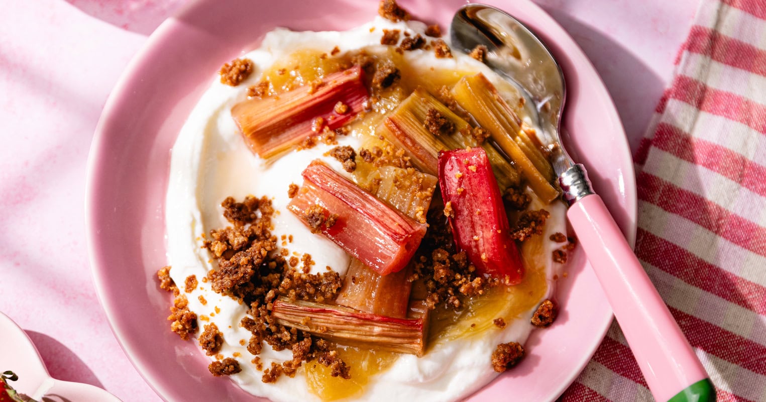 Mi-brunch, mi-dessert : le skyr à la rhubarbe rôtie et au crumble ! 10 Le skyr à la rhubarbe rôtie et crumble !