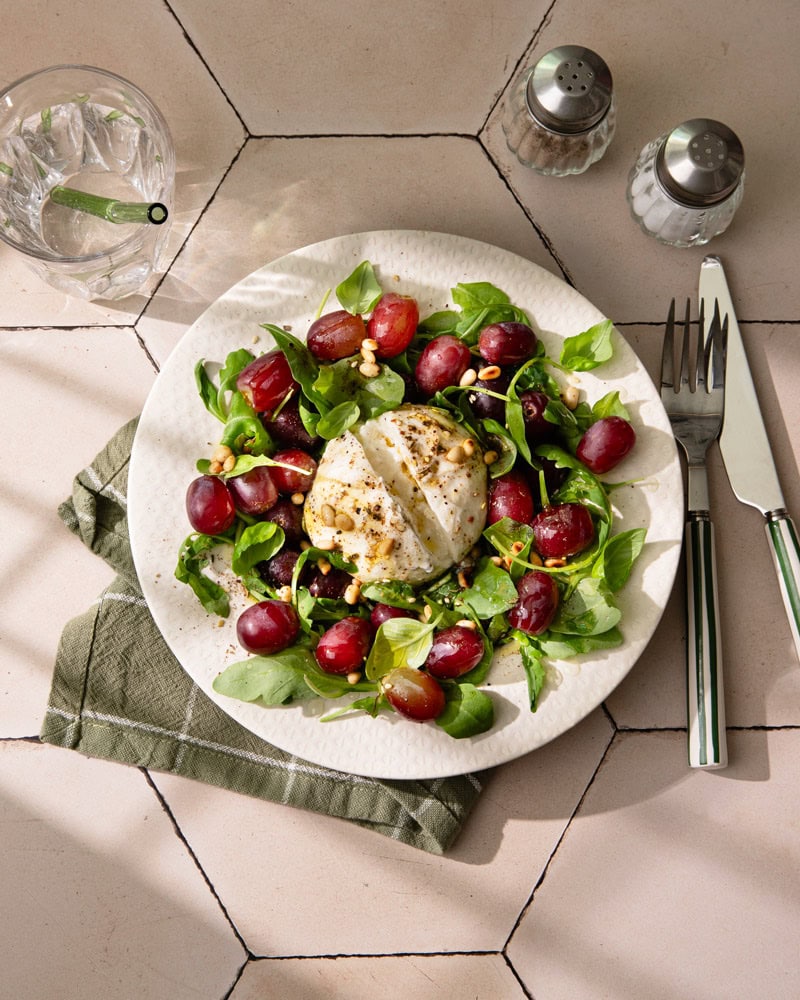La délicieuse salade de burrata, raisins, pignons et za’atar ! 6 Assiette de salade de burrata, raisins, pignons et za’atar