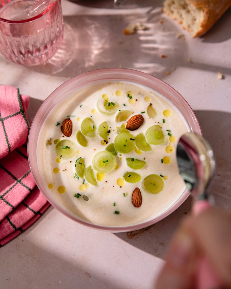 Bol d'ajo blanco andalou (soupe froide)