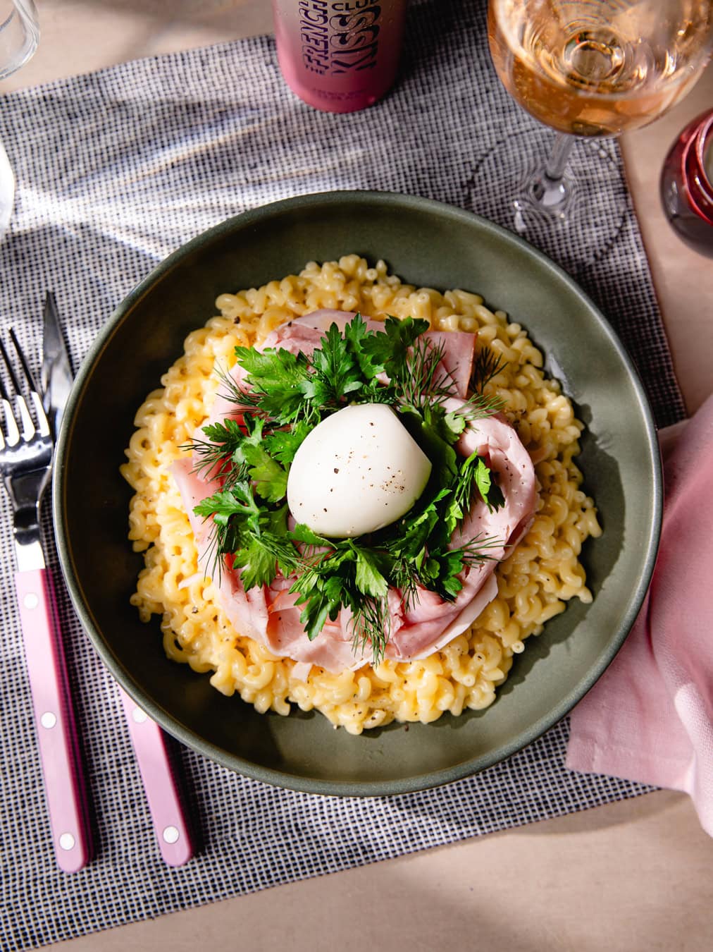 Assiettes de coquillettes au jambon comme chez Mama Shelter