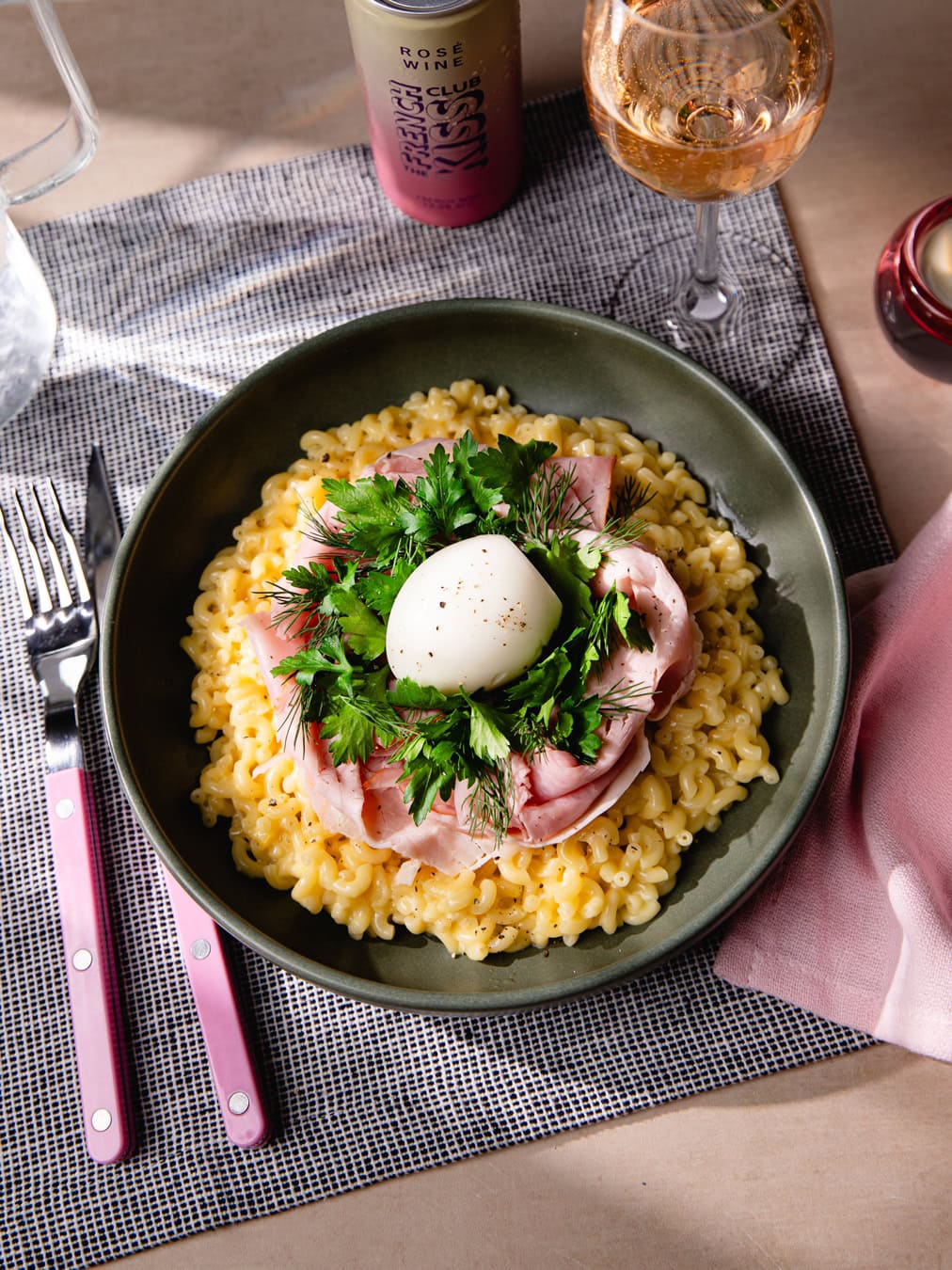 Assiettes de coquillettes au jambon comme chez Mama Shelter