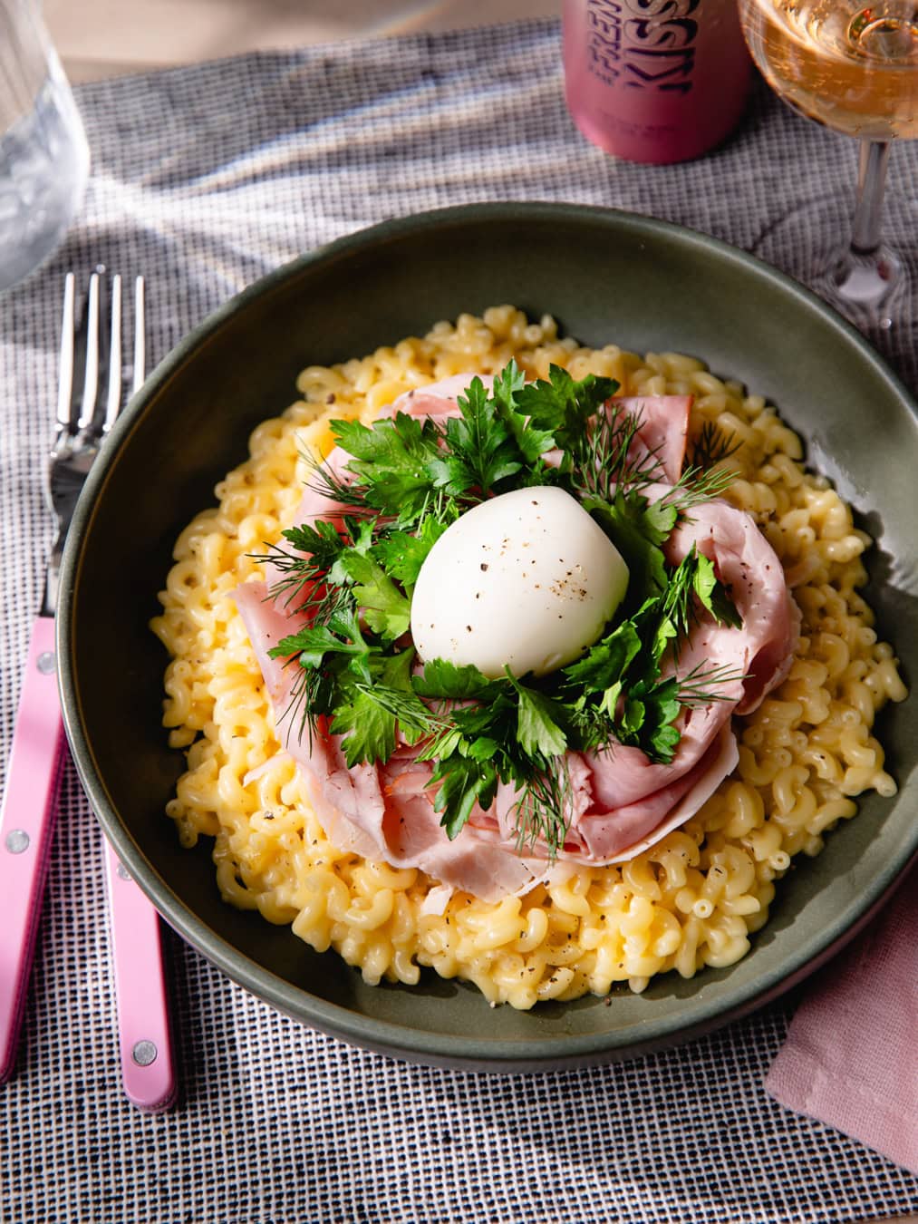 Assiettes de coquillettes au jambon comme chez Mama Shelter