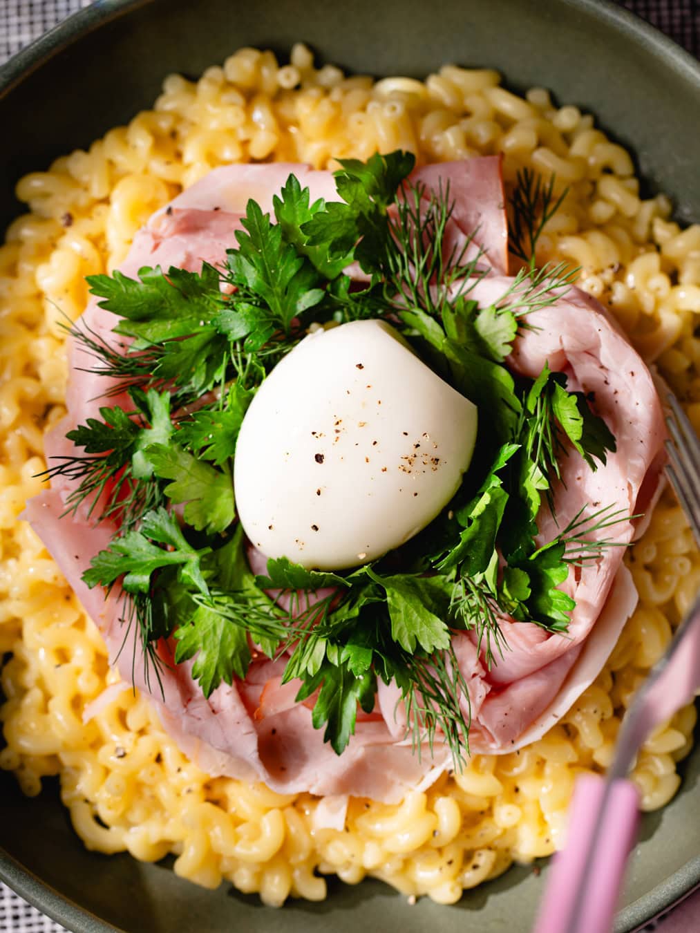 Assiettes de coquillettes au jambon comme chez Mama Shelter