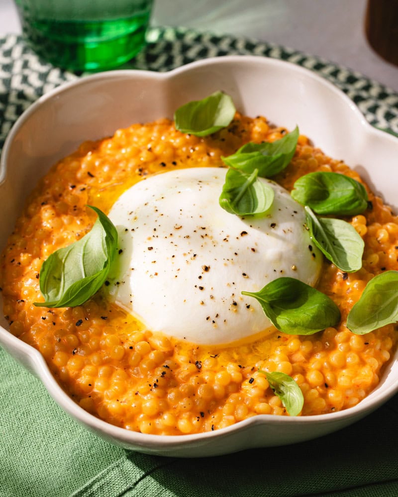 Le couscous perlé à la crème de poivrons rôtis et burrata crémeuse ! 2 Assiette de couscous perlé (façon risotto à la crème de poivron rôti et burrata