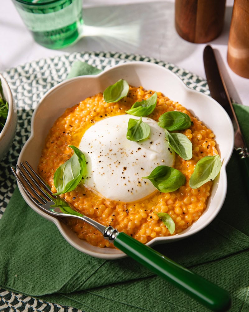 Le couscous perlé à la crème de poivrons rôtis et burrata crémeuse ! 3 Assiette de couscous perlé (façon risotto à la crème de poivron rôti et burrata
