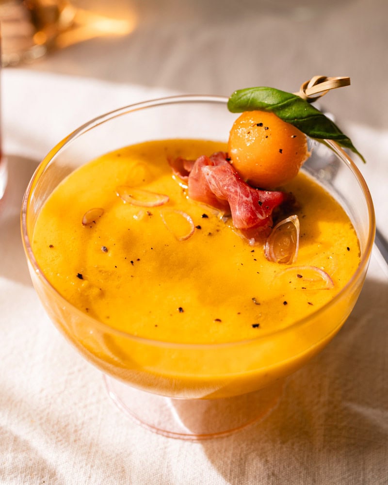 Bol de gaspacho au melon d'été