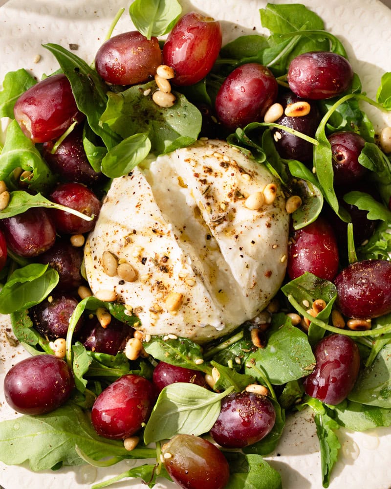 La délicieuse salade de burrata, raisins, pignons et za’atar ! 2 Assiette de salade de burrata, raisins, pignons et za’atar