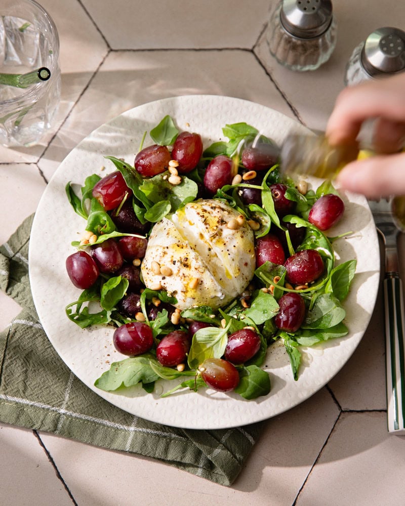 La délicieuse salade de burrata, raisins, pignons et za’atar ! 3 Assiette de salade de burrata, raisins, pignons et za’atar