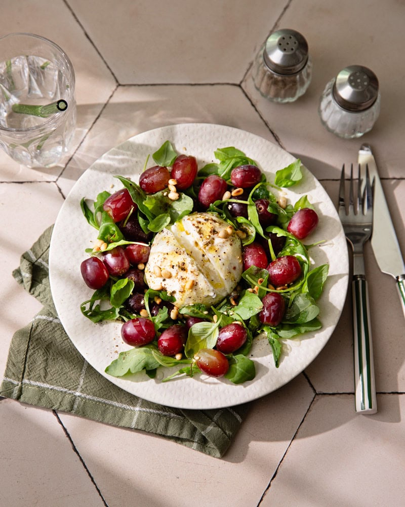 La délicieuse salade de burrata, raisins, pignons et za’atar ! 5 Assiette de salade de burrata, raisins, pignons et za’atar