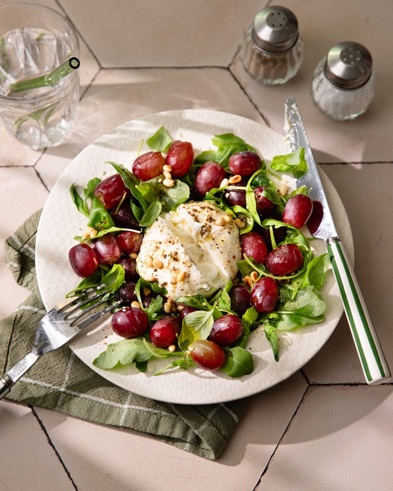 La délicieuse salade de burrata, raisins, pignons et za’atar !