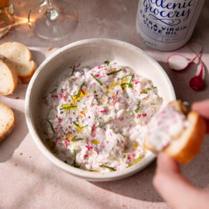 Le tzatziki de radis rose, le dip grec qui voit la vie en rose !