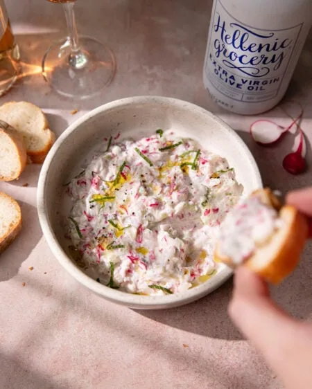 Le tzatziki de radis rose, le dip grec qui voit la vie en rose !