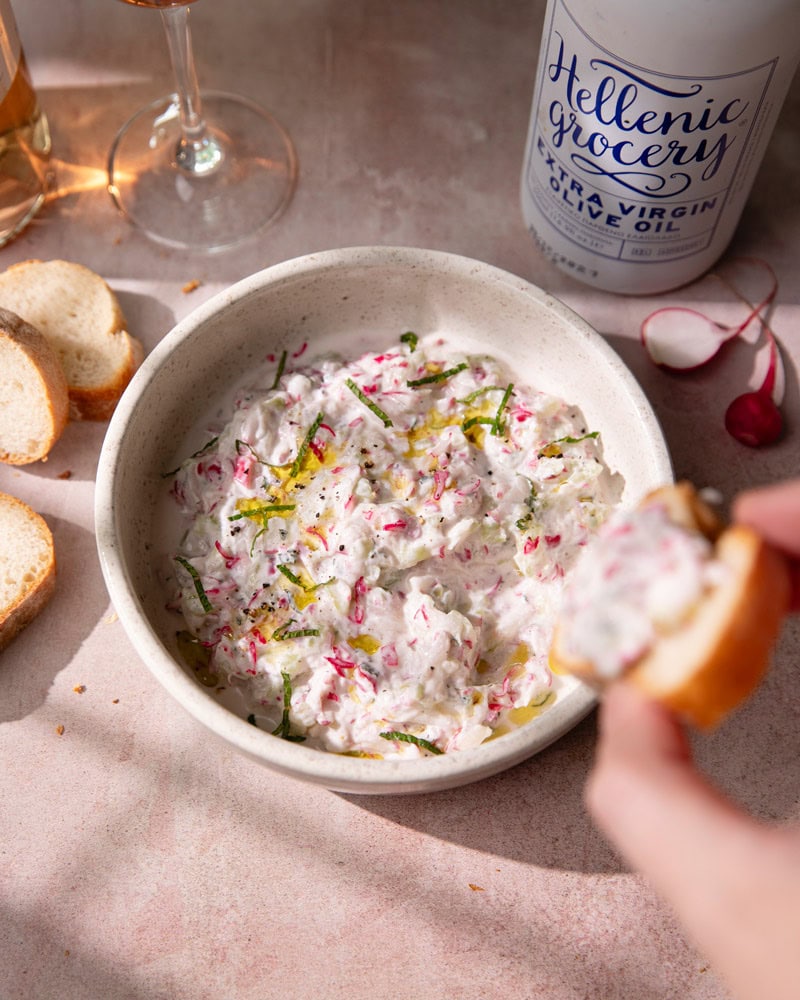Le tzatziki de radis rose, le dip grec qui voit la vie en rose !