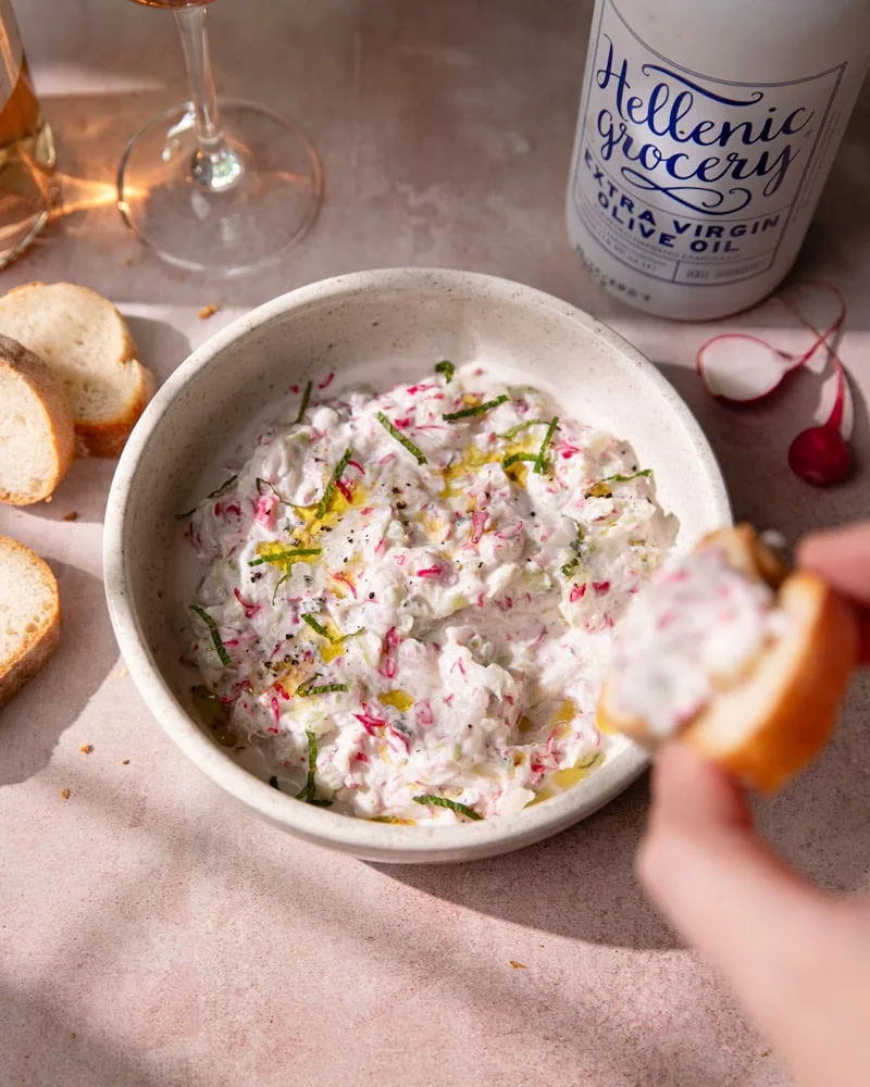 Le tzatziki de radis rose, le dip grec qui voit la vie en rose !