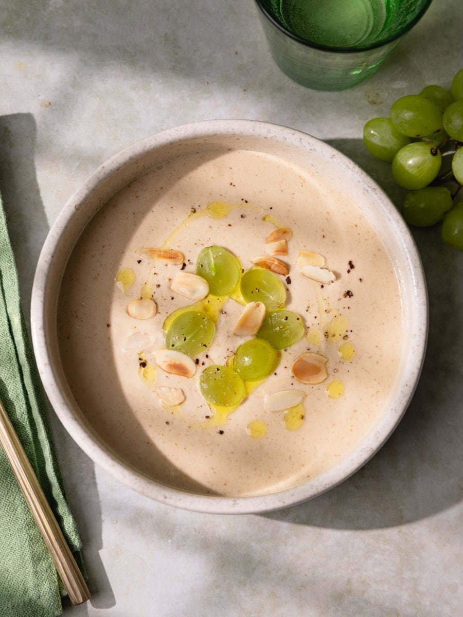 Bol d’ajo blanco traditionnel garni de raisins verts, amandes effilées grillées et huile d’olive