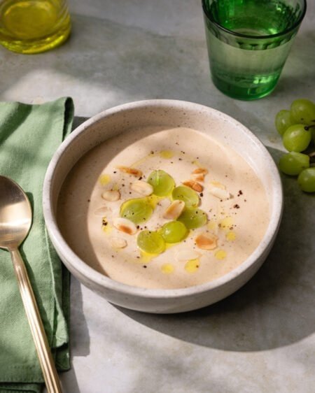 Ajo blanco : la soupe froide andalouse que vous allez surkiffer !