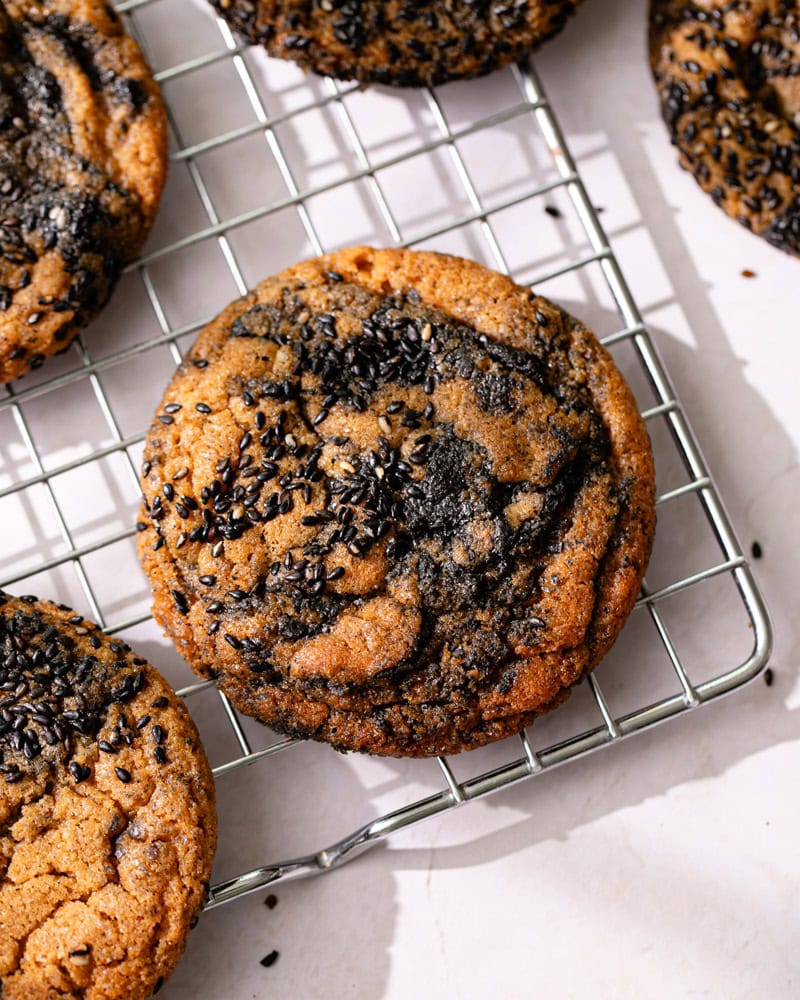 Cookies marbrés au beurre noisette et crème de sésame noir