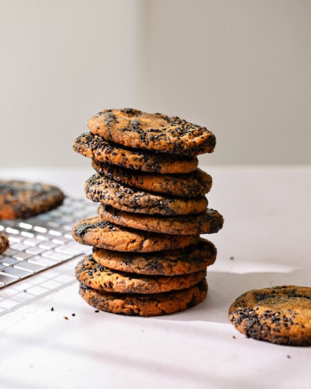 Les cookies marbrés au beurre noisette et crème de sésame noir !