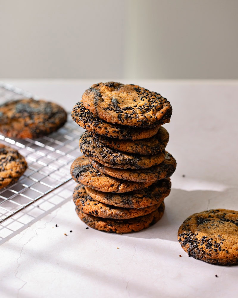 Pile de cookies marbrés au beurre noisette et crème de sésame noir