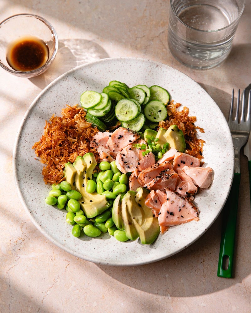 Assiette de crispy rice salade au saumon