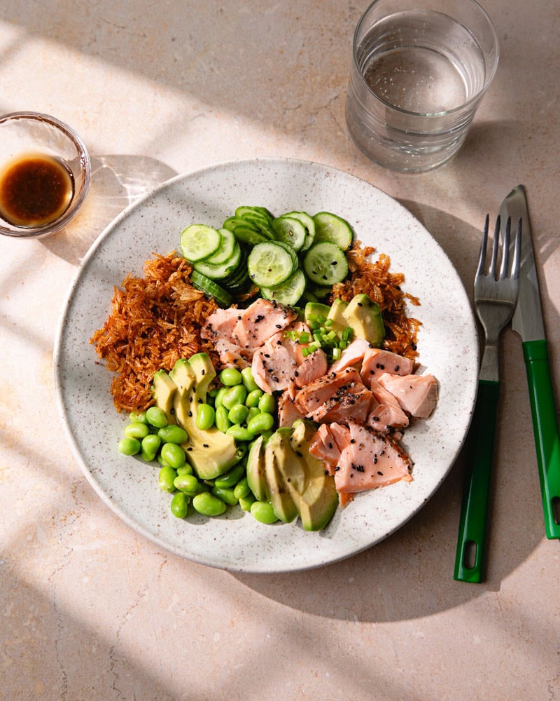 Assiette de crispy rice salade au saumon
