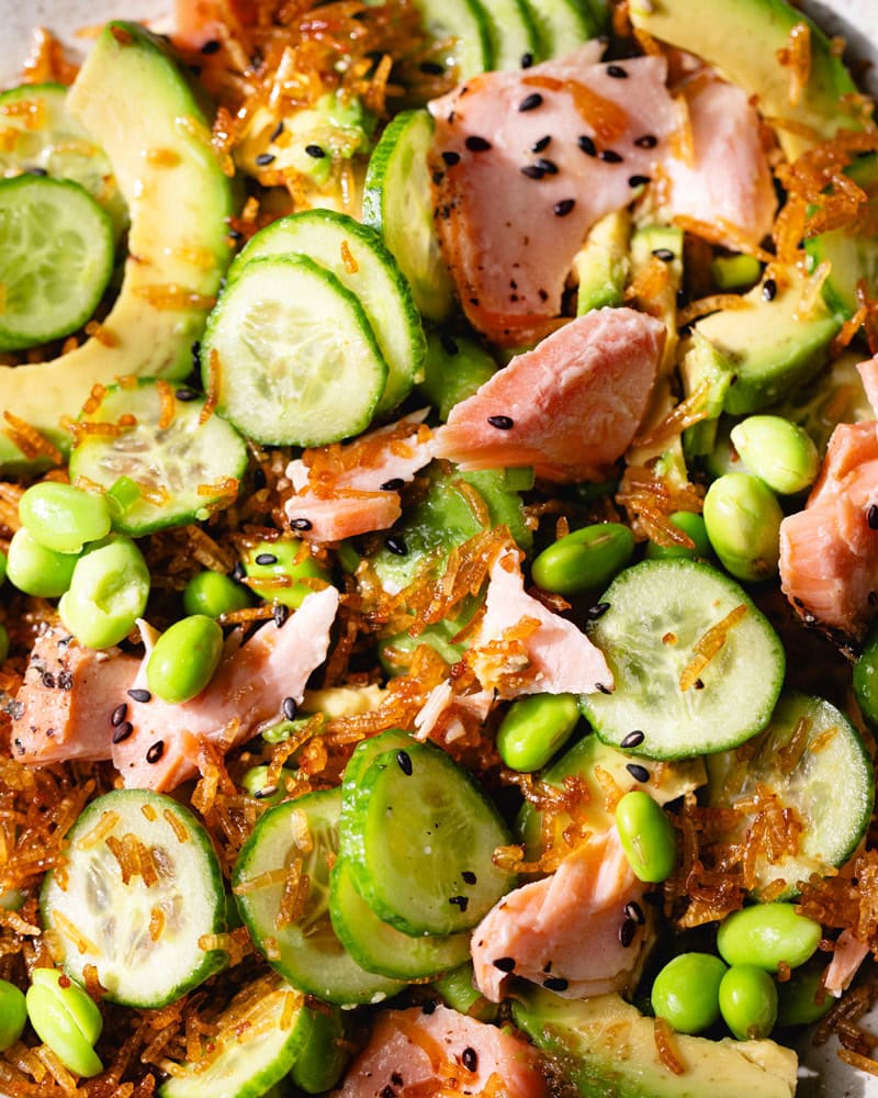 Assiette de crispy rice salade au saumon