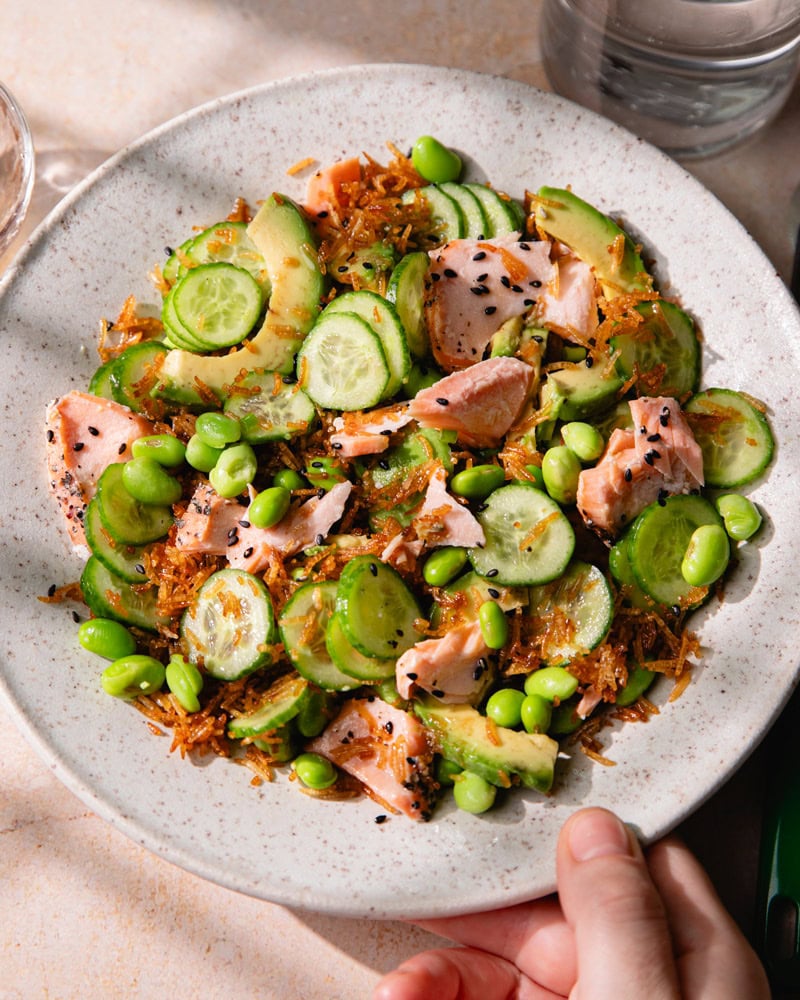 Assiette de crispy rice salade au saumon