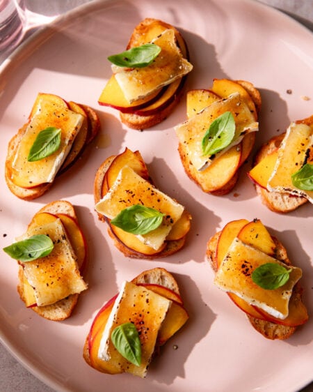 Crostini au brie « brûlée » et pêche : l’apéro TikTok de l’été !