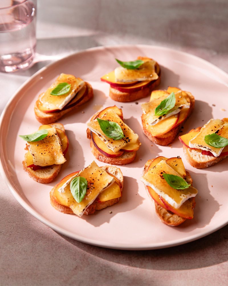 Crostini au brie « brûlée » et pêche : l’apéro TikTok de l'été ! 6 Assiette de crostini brie brulée et pêche (apéro)