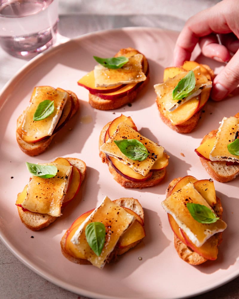 Crostini au brie « brûlée » et pêche : l’apéro TikTok de l'été ! 3 Assiette de crostini brie brulée et pêche (apéro)