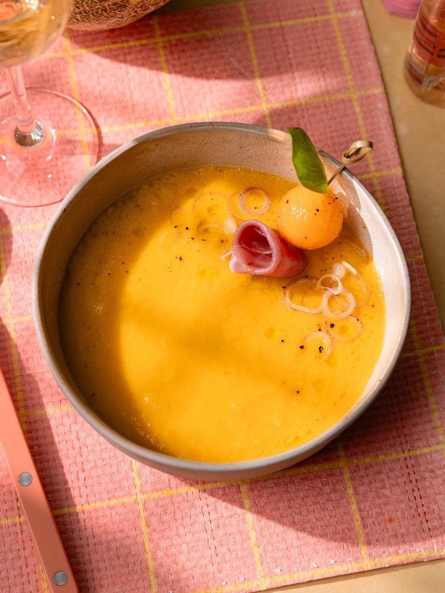 Gaspacho de melon crémeux garni de jambon cru, basilic et échalote