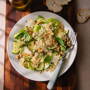 La salade de pâtes froide aux courgettes, parmesan et noix !