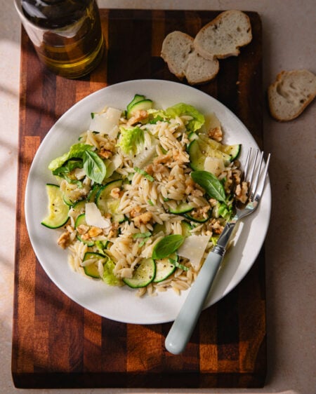 La salade de pâtes froide aux courgettes, parmesan et noix !