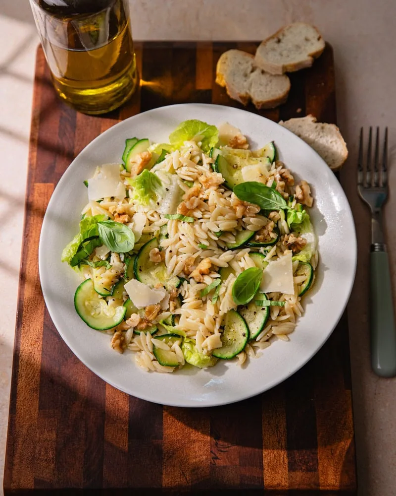 Assiette de salade de pâtes aux courgettes
