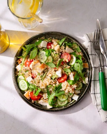 Taboulé de semoule au poulet et feta : le lunch idéal pour le bureau !