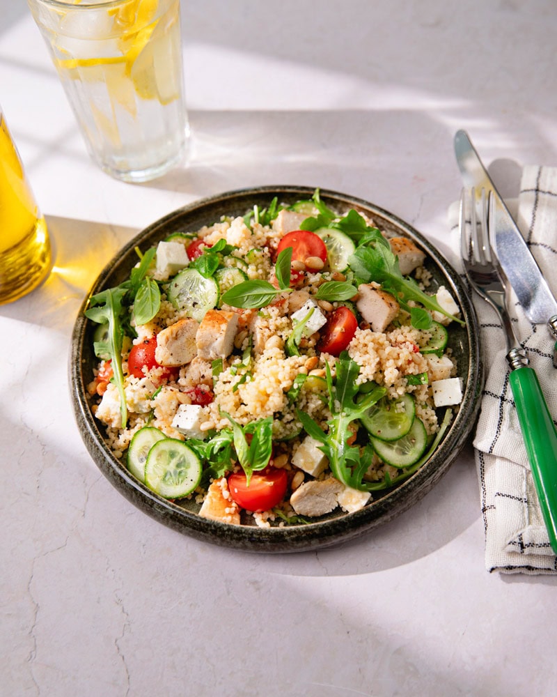 Assiette de taboulé poulet et feta