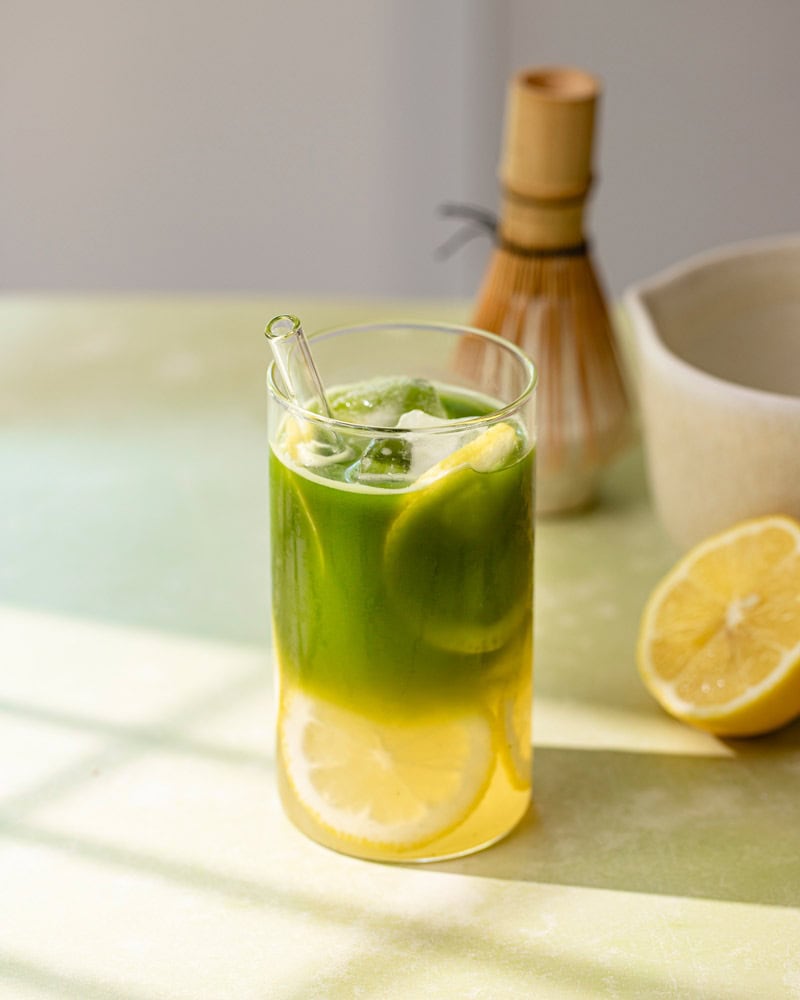 Verre de limonade matche et miel