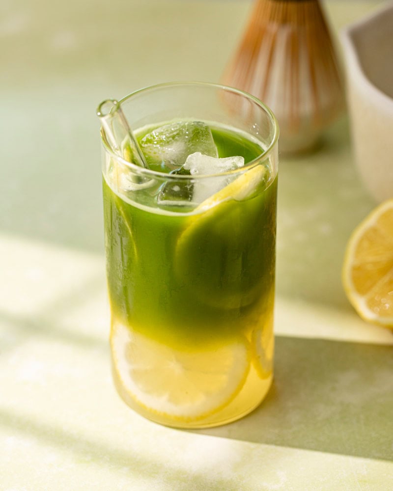 Verre de limonade matcha et miel